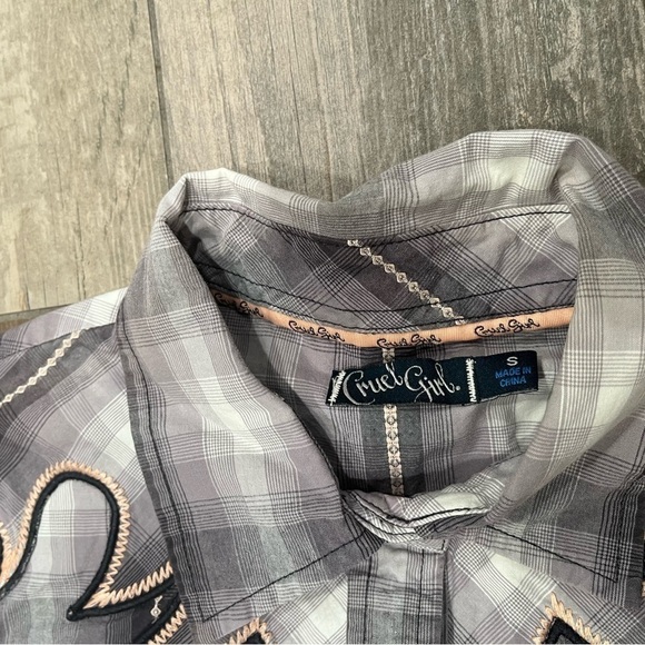 Cruel Girl Pearl Snap Western Plaid Shirt Sz Small Gray, Pink Embordiery Yoke - Picture 7 of 8